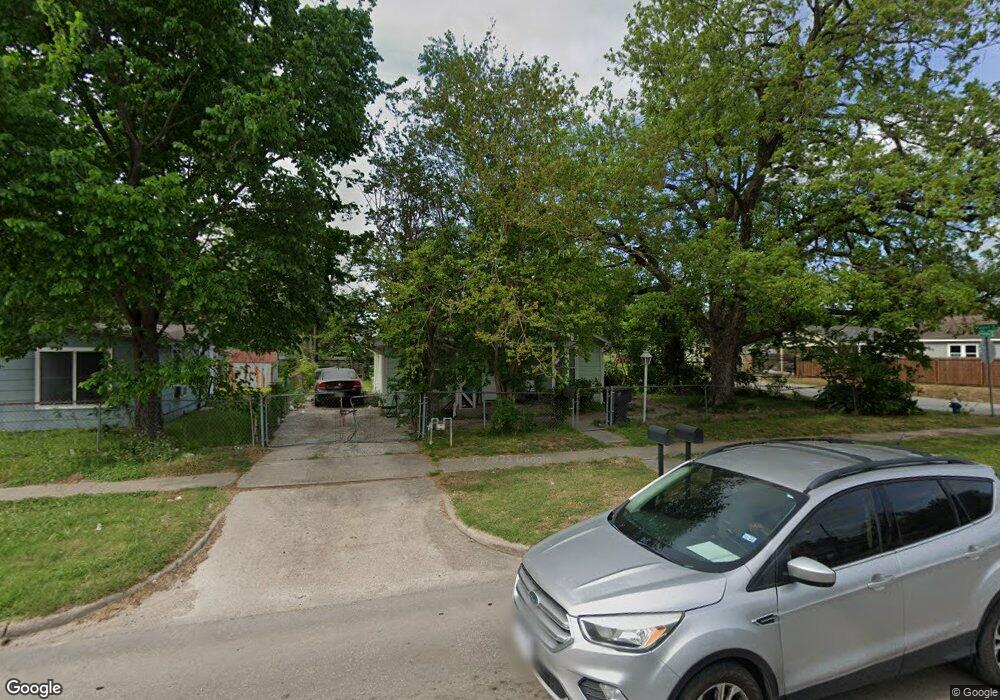 1002 N Victory Dr, Houston, TX 77088 - photo 1