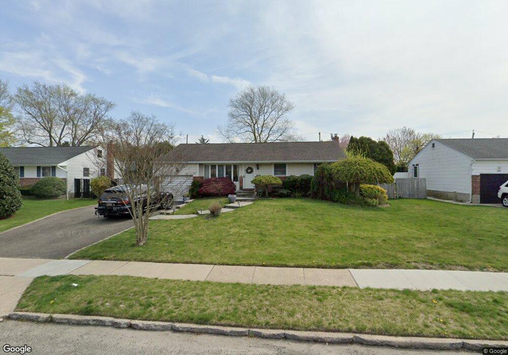 24 Hayrick Ln, ComMacK, NY 11725 - photo 1