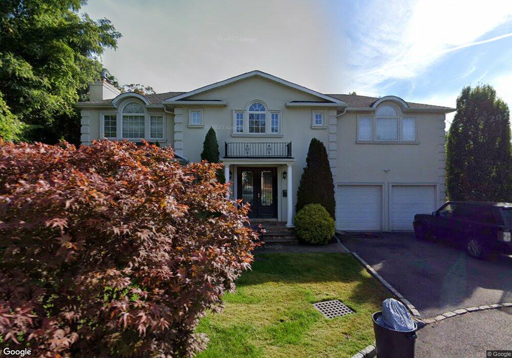 4 Harris Ct, Great Neck, NY 11021 - photo 1