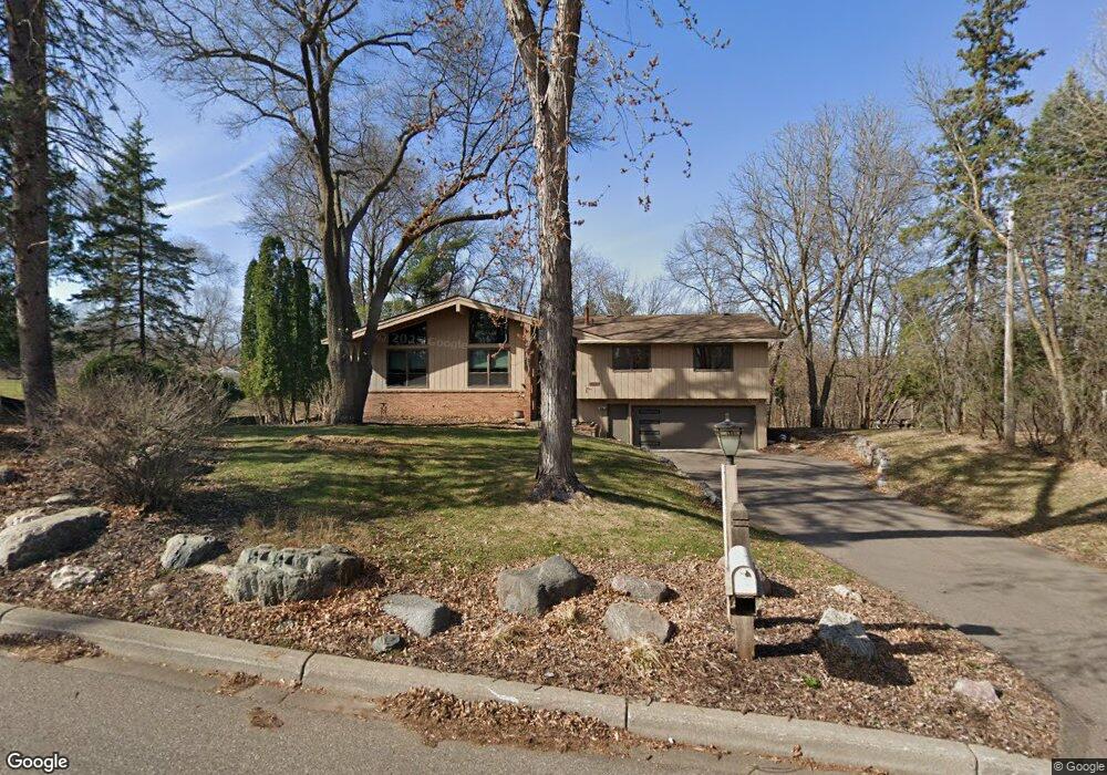 15050 Crestview Ln, Minnetonka, MN 55345 - photo 1