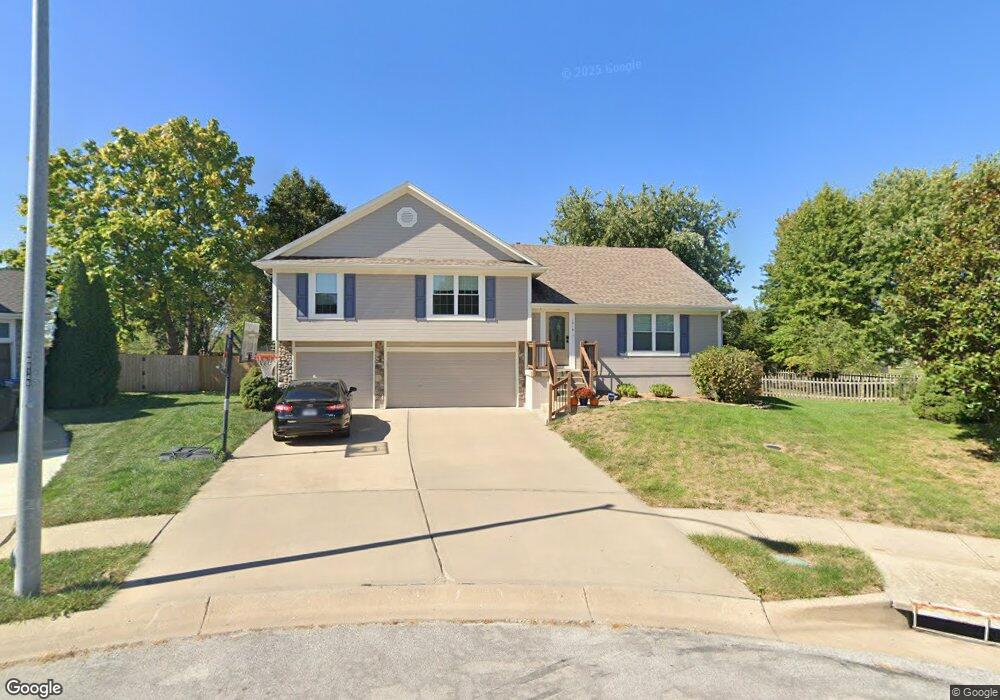 1016 Parkside Ct, Raymore, MO 64083 - photo 1