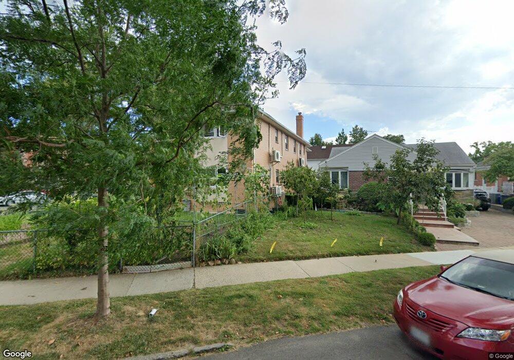 27-23 Bayside Ln unit 2nd Fl, Flushing, NY 11358 - photo 1