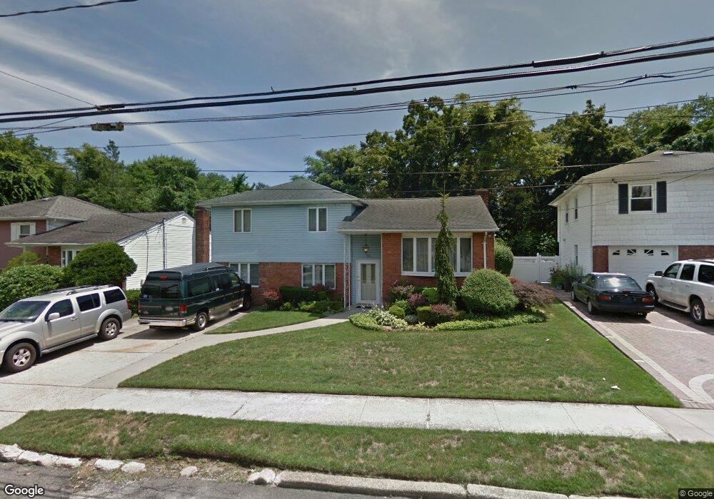 30 Coral Ct, Malverne, NY 11565 - photo 1