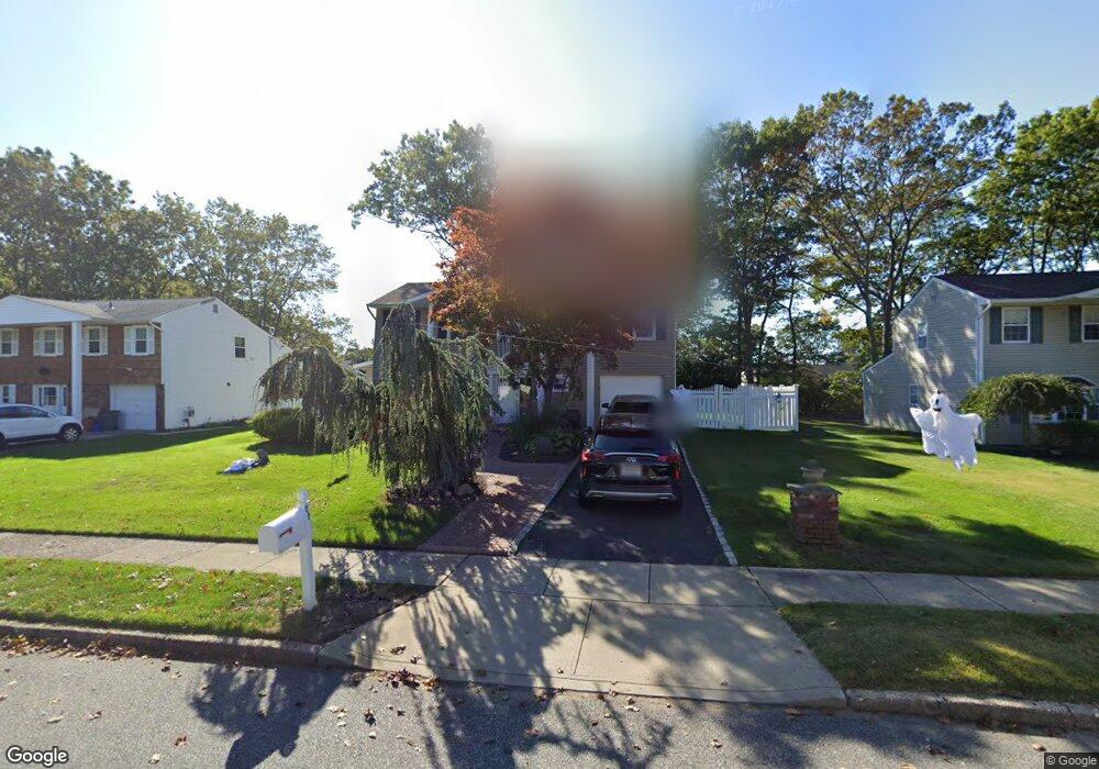 28 Wesleyan Rd, ComMacK, NY 11725 - photo 1