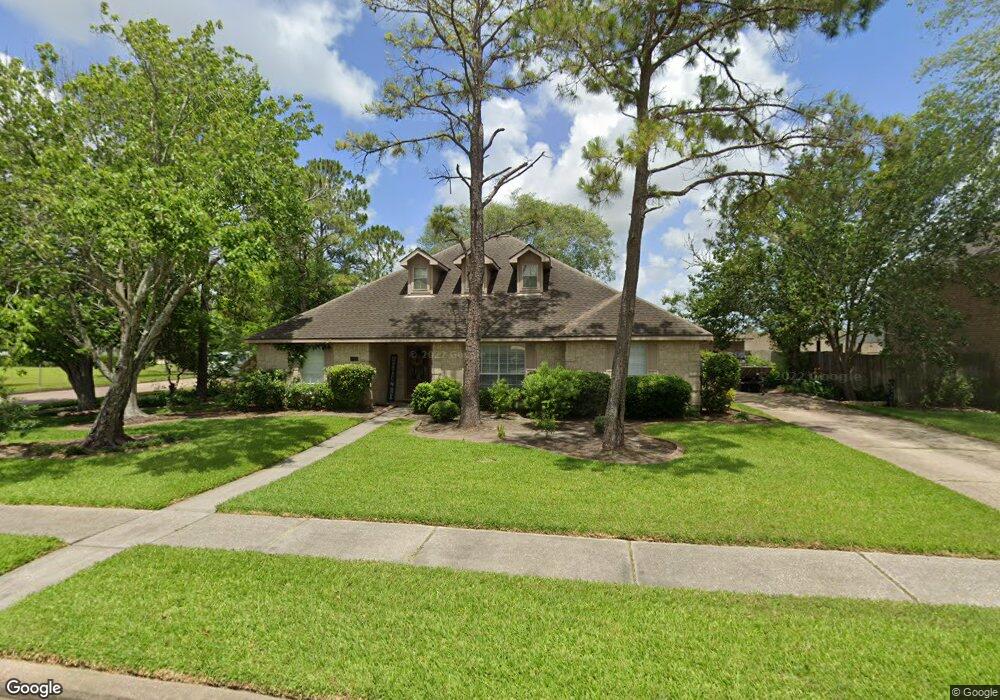 2012 Plantation Dr, Friendswood, TX 77546 - photo 1