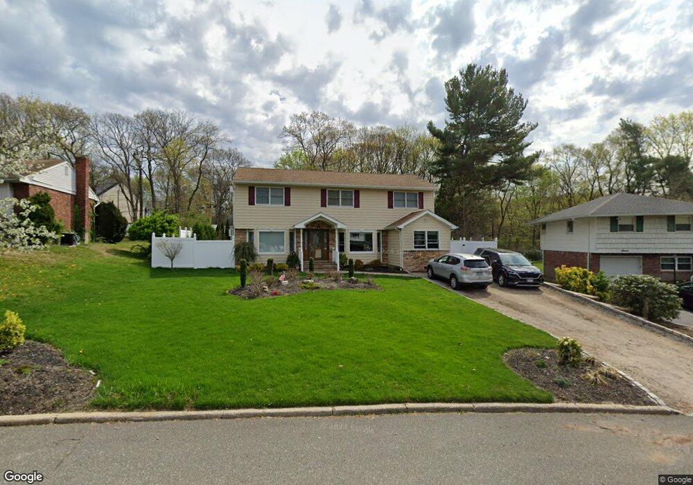 9 Sparton Ln, ComMacK, NY 11725 - photo 1