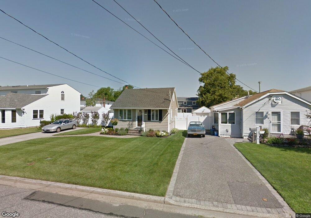 52 E Kissimee Rd, Lindenhurst, NY 11757 - photo 1