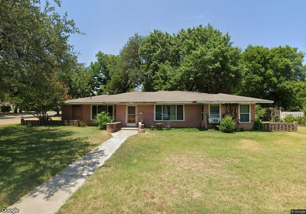201 Melody Ln, Gainesville, TX 76240 - photo 1