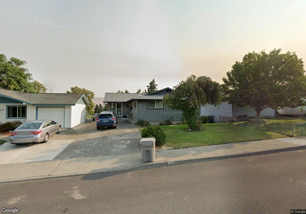 311 W 15th St, the Dalles, OR 97058 - photo 1