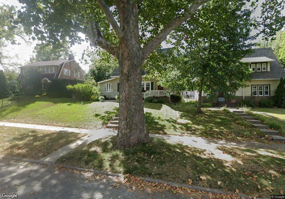 2233 Meadowbrook Dr SE, Cedar Rapids, IA 52403 - photo 1