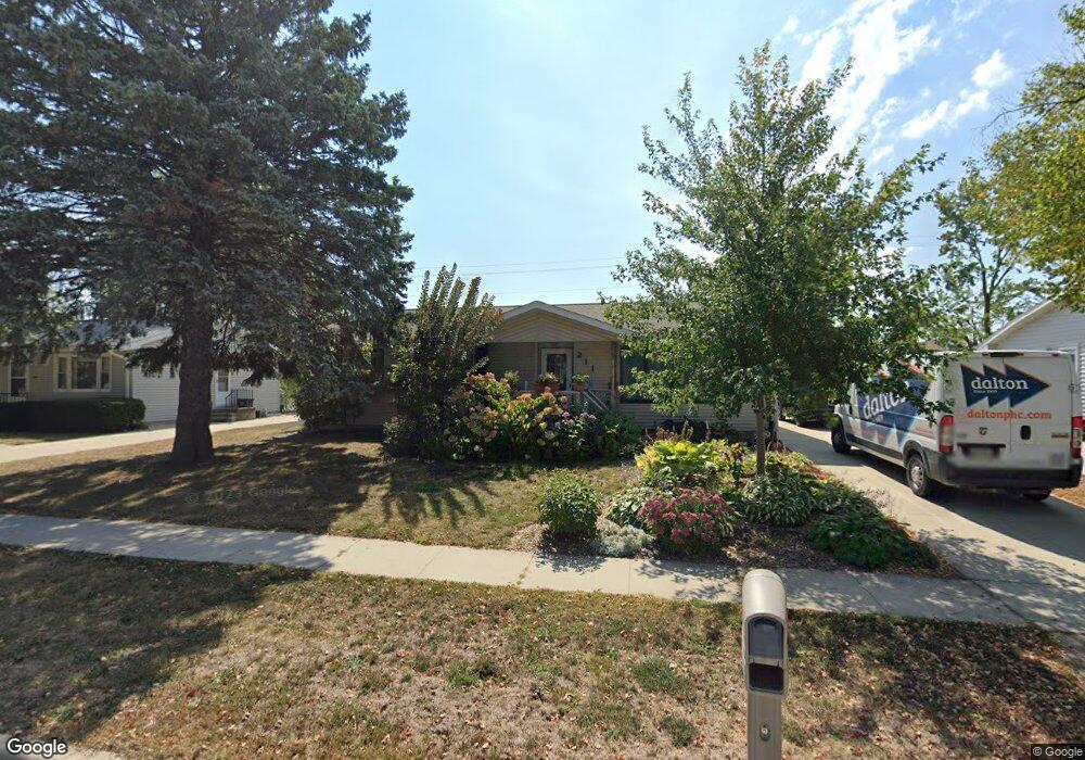 211 Spruce Hill Dr, Cedar Falls, IA 50613 - photo 1