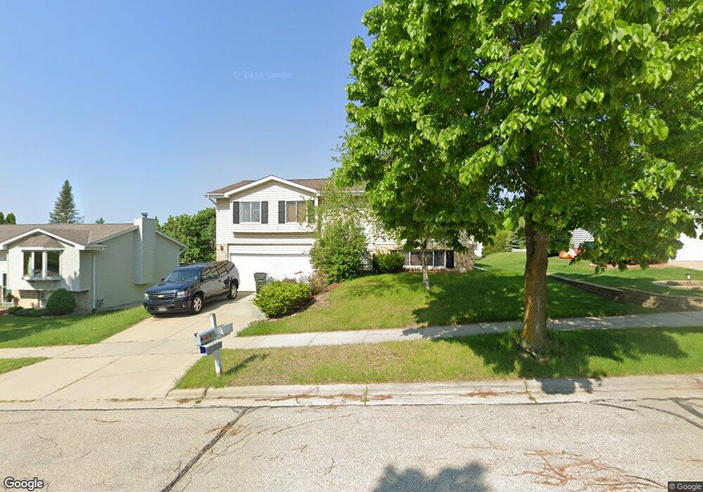 918 Squire Ln, West Bend, WI 53090 - photo 1