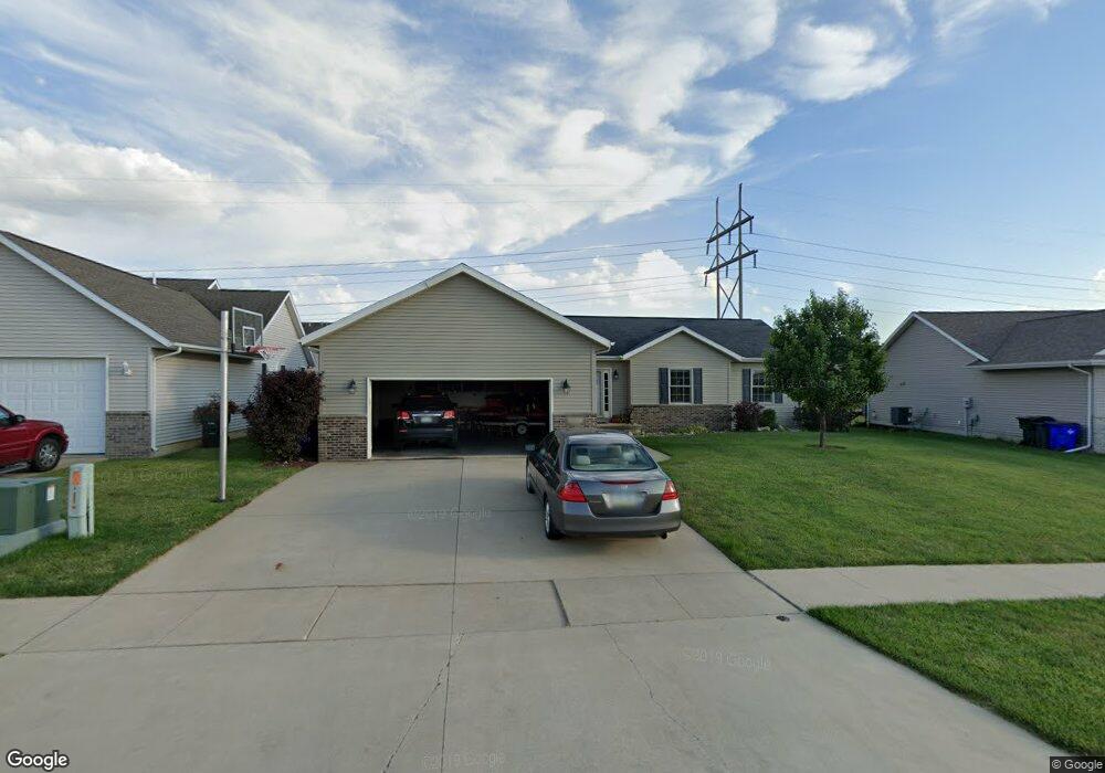 4007 Hawk Ave SW, Cedar Rapids, IA 52404 - photo 1