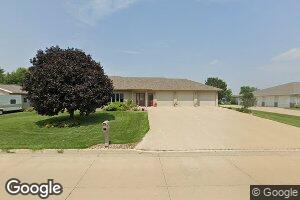 1613 3rd St, Hull, IA 51239
