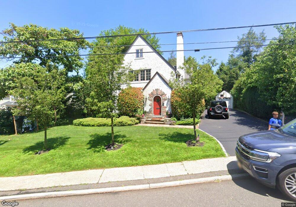 195 Thompson Shore Rd, Manhasset, NY 11030 - photo 1