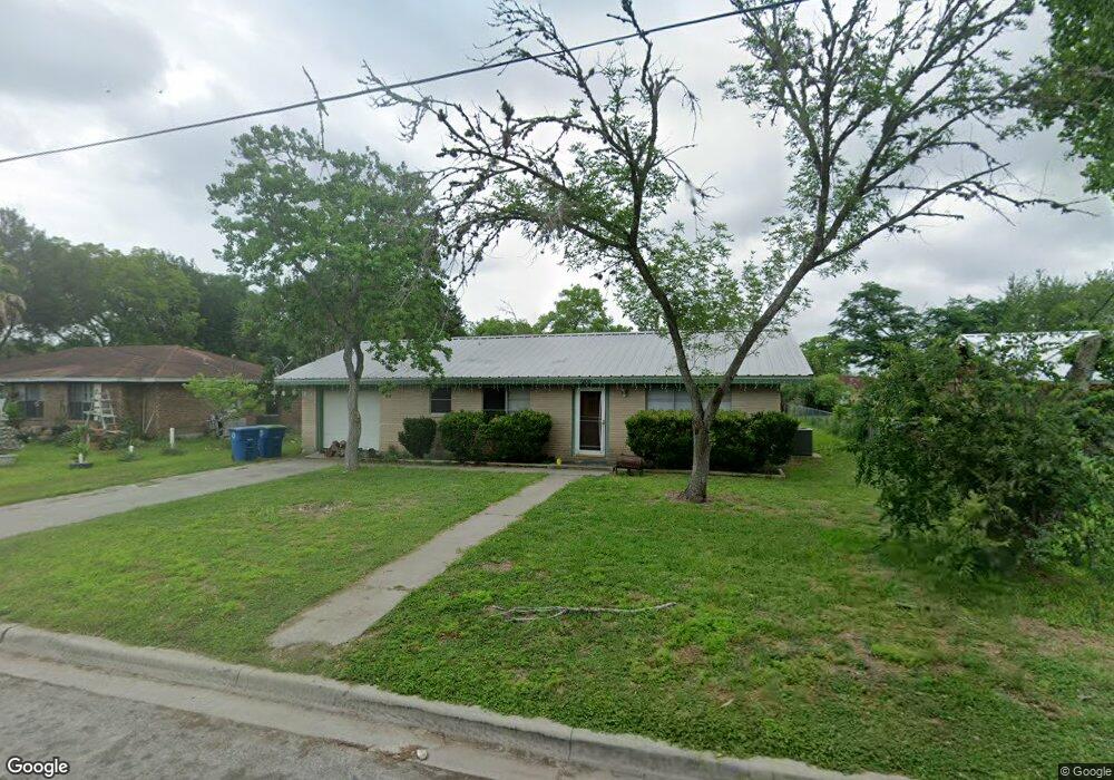 905 W Flournoy St, Beeville, TX 78102 - photo 1