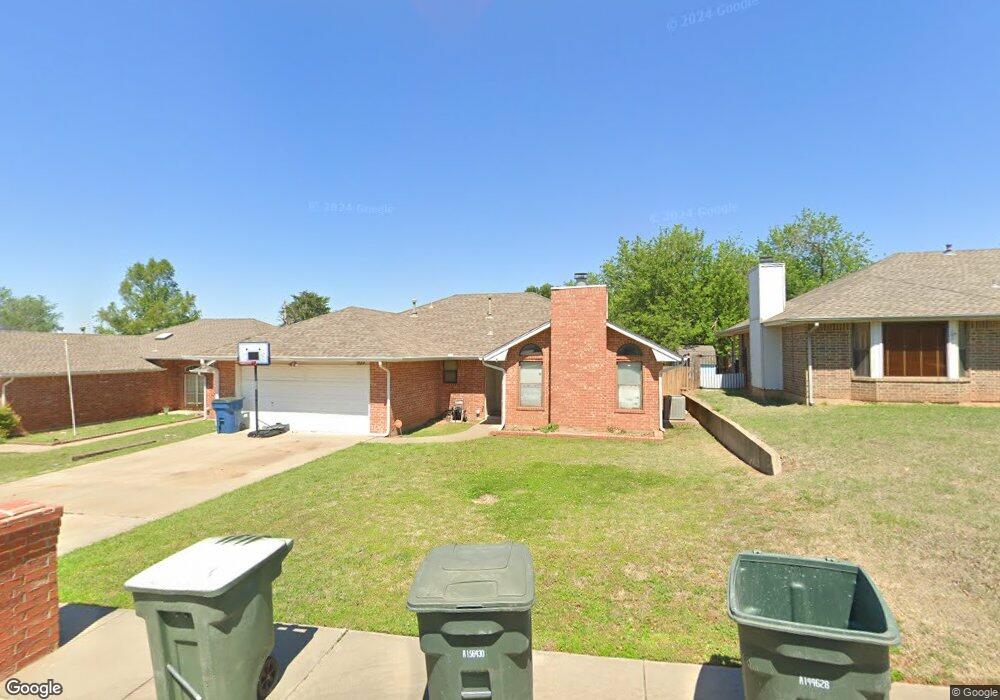 927 Queens Cir, Edmond, OK 73034 - photo 1