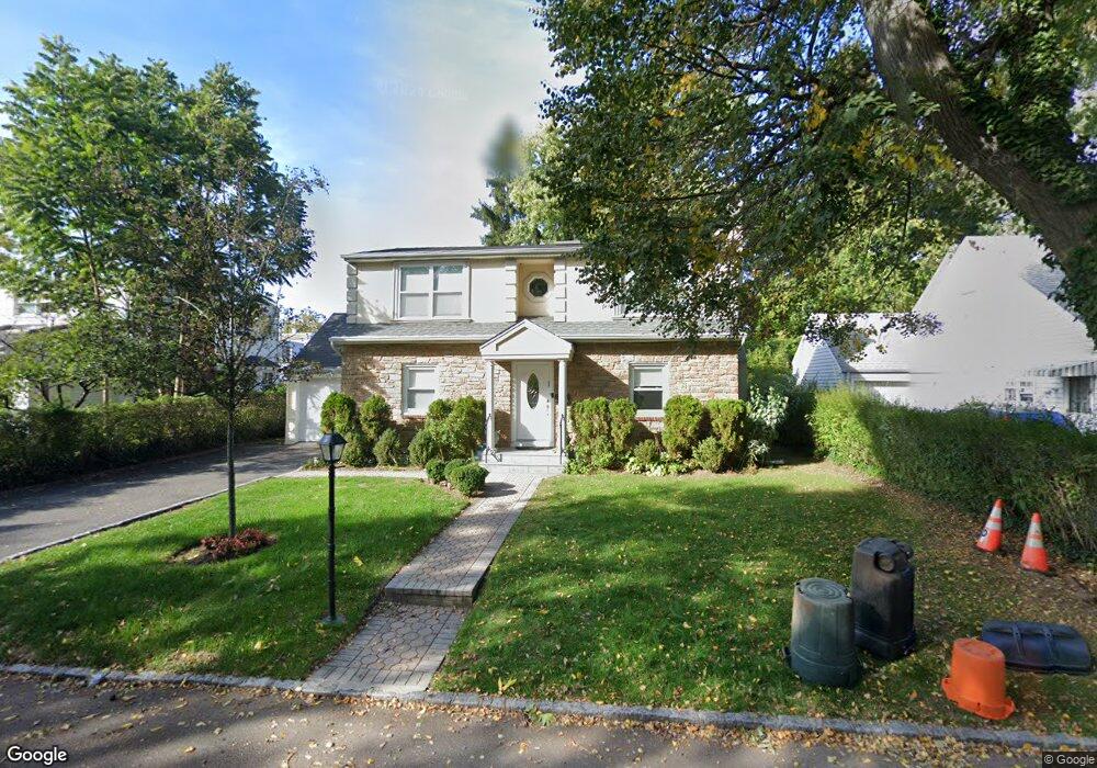 5 Gutheil Ln, Great Neck, NY 11024 - photo 1