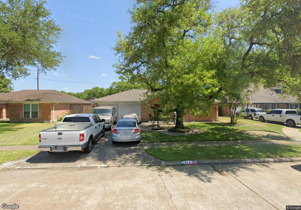 910 Twin Falls Rd, Houston, TX 77088 - photo 1