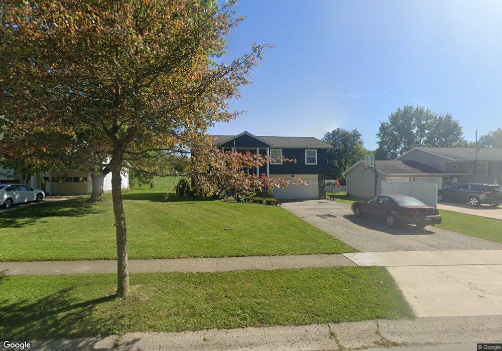 804 N Blackhoof St, Wapakoneta, OH 45895 - photo 1