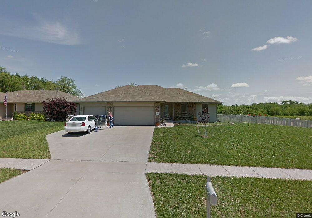 4524 SW Lakeside Dr, Topeka, KS 66610 - photo 1