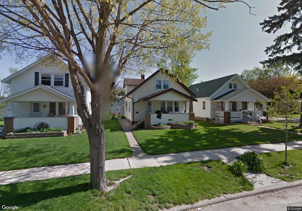 2215 D St SW, Cedar Rapids, IA 52404 - photo 1