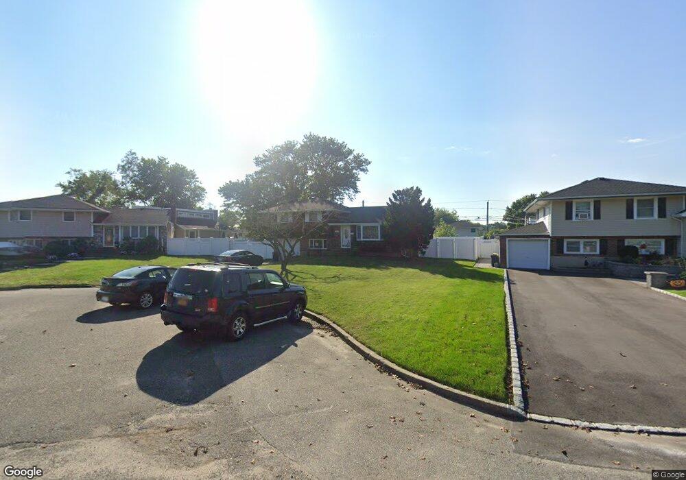 10 Plum Tree Ln, ComMacK, NY 11725 - photo 1