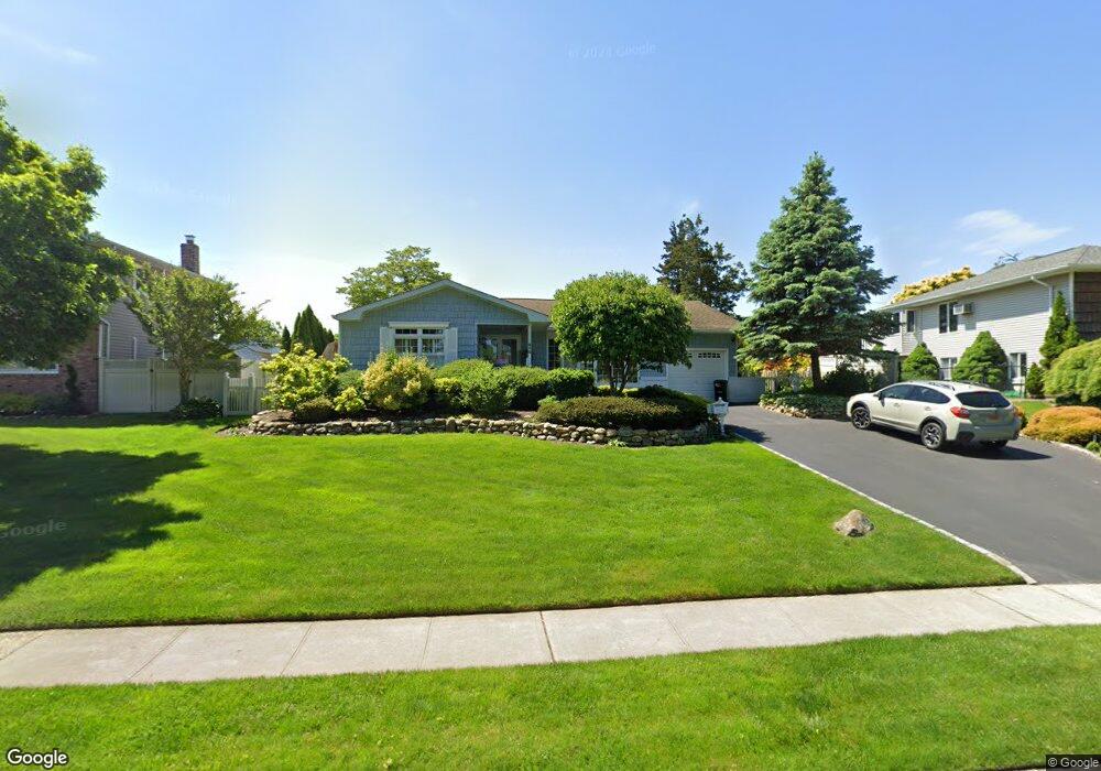 16 Rhonda Ln, ComMacK, NY 11725 - photo 1