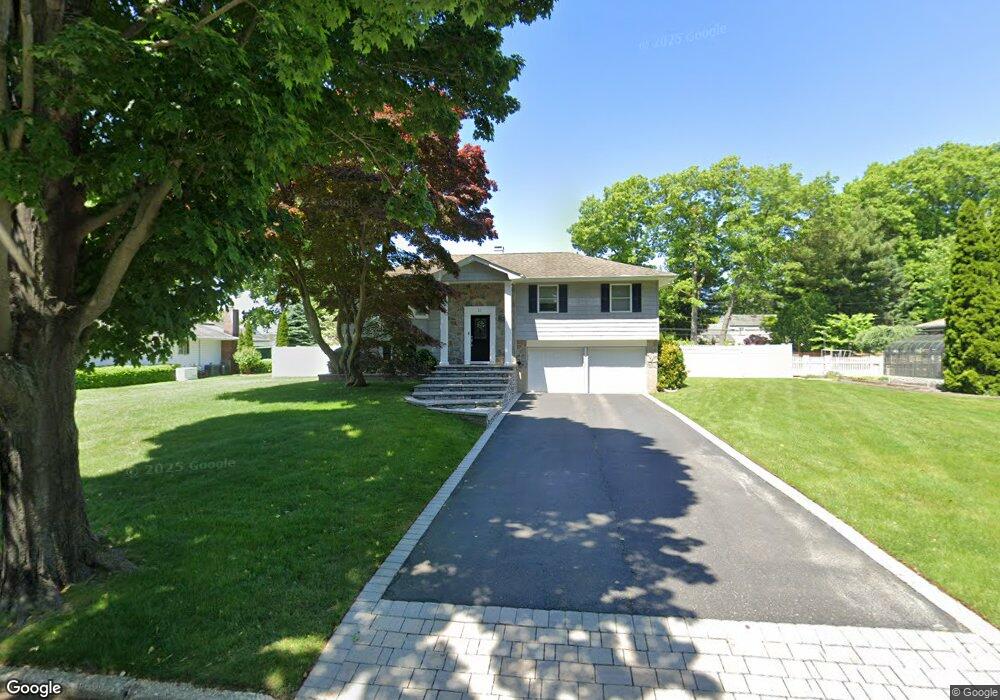 22 Raven Dr, ComMacK, NY 11725 - photo 1