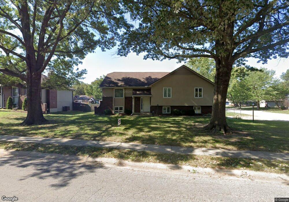 112 N Woodson Dr, Raymore, MO 64083 - photo 1