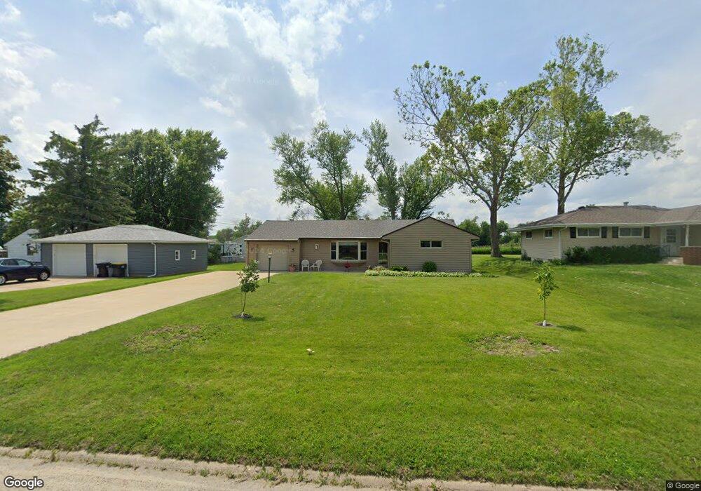 1002 Eastern Dr SE, Cedar Rapids, IA 52403 - photo 1