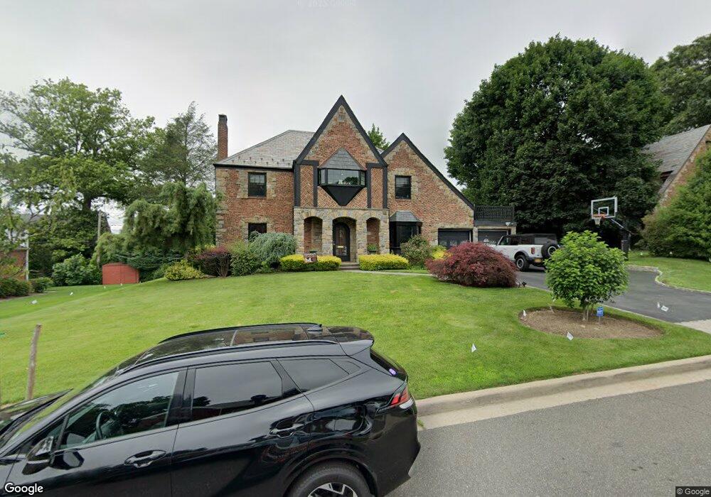 31 Blenheim Dr, Manhasset, NY 11030 - photo 1