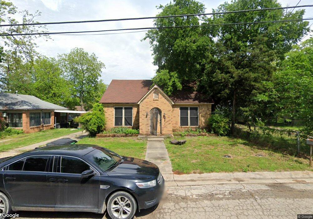 1310 N Weaver St, Gainesville, TX 76240 - photo 1