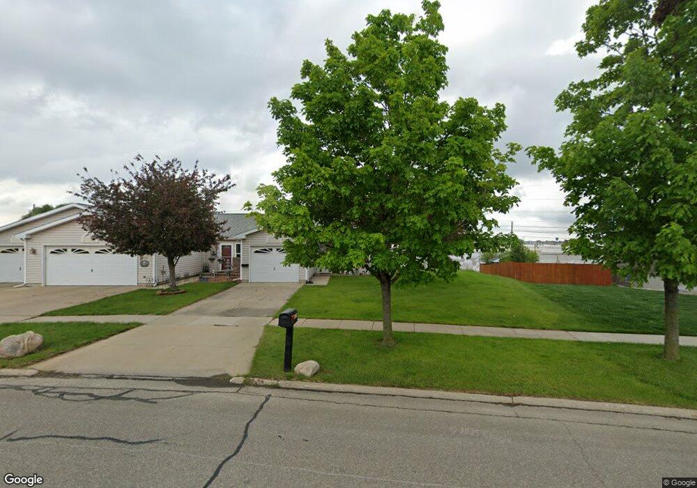 1114 Hummingbird Cir, Waterloo, IA 50702 - photo 1