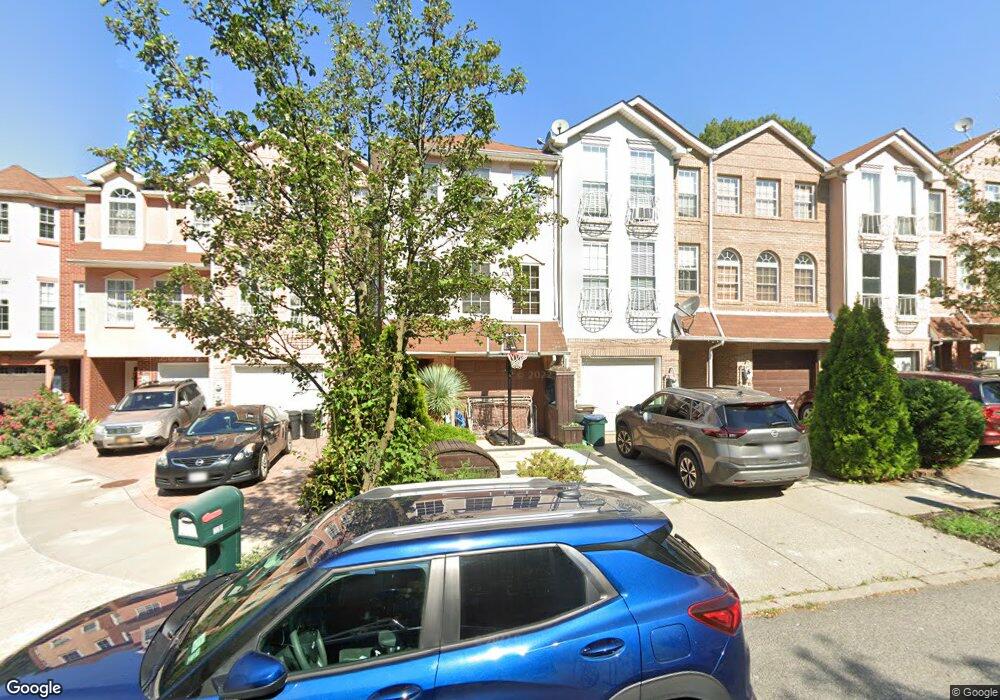 206 Wellington Ct, Staten Island, NY 10314 - photo 1