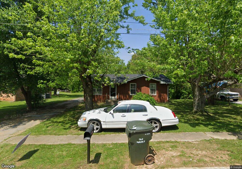 1402 Honeysuckle Dr, Hopkinsville, KY 42240 - photo 1