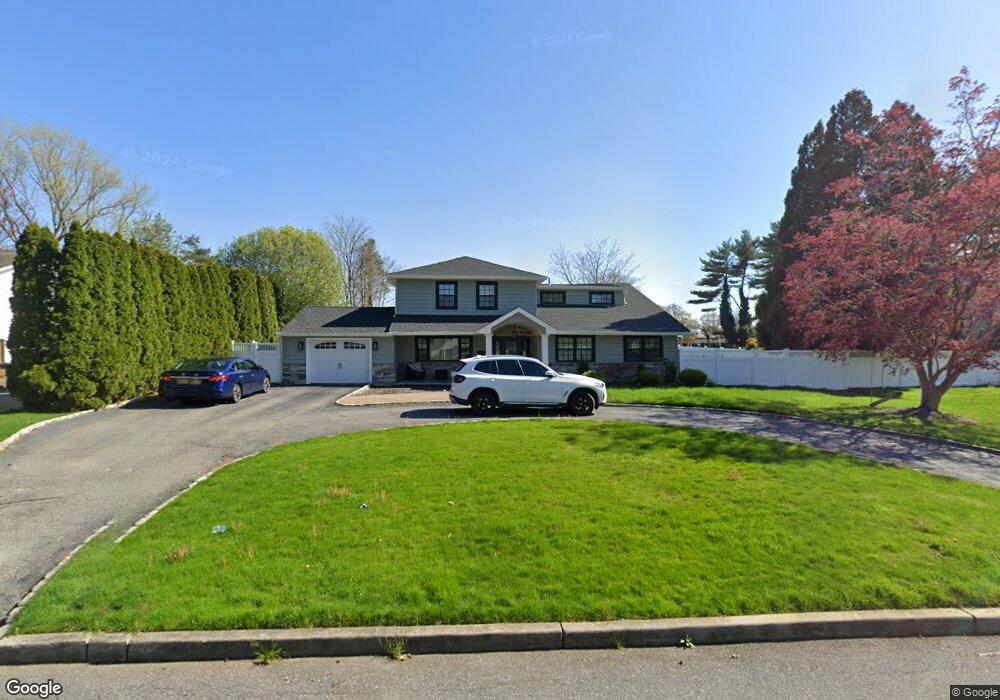 5 Marshmallow Dr, ComMacK, NY 11725 - photo 1