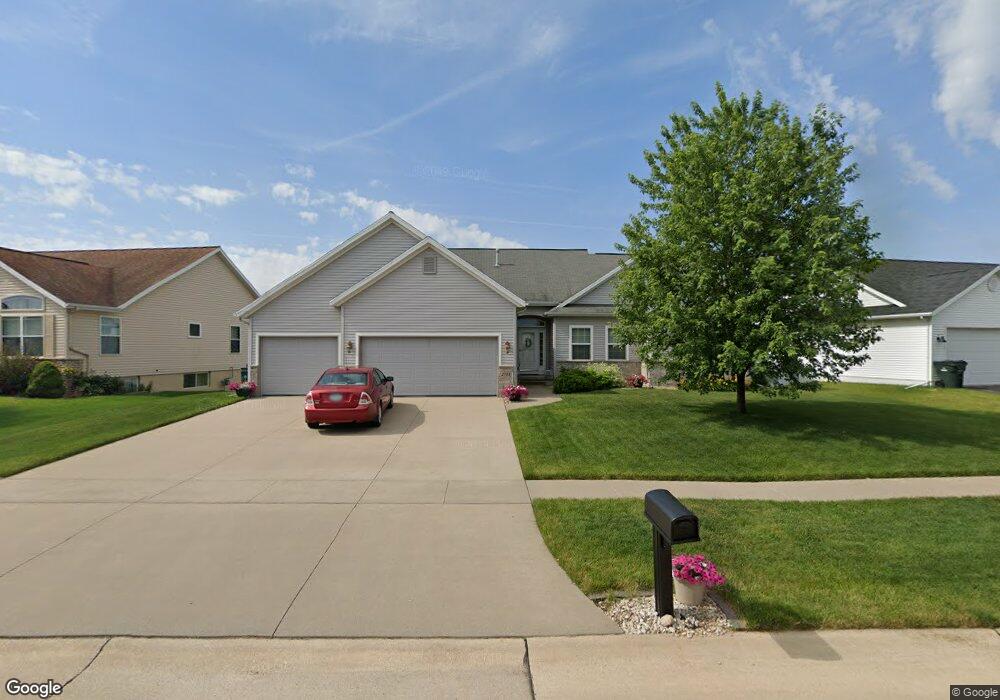 2505 Woodhill Dr SW, Cedar Rapids, IA 52404 - photo 1