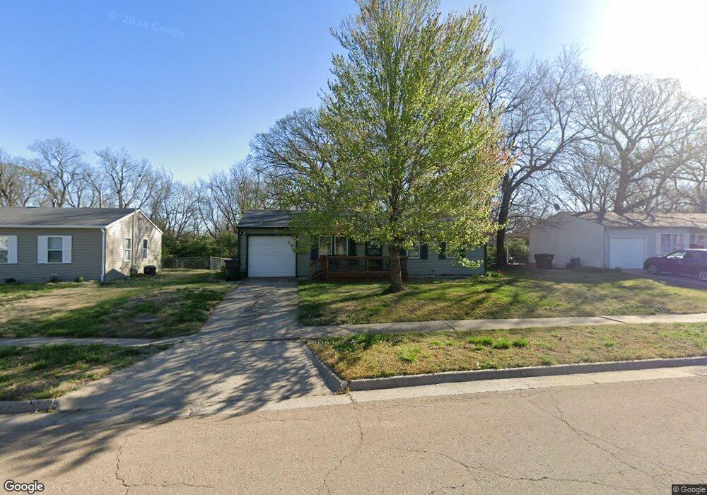 4724 SW 28th St, Topeka, KS 66614 - photo 1