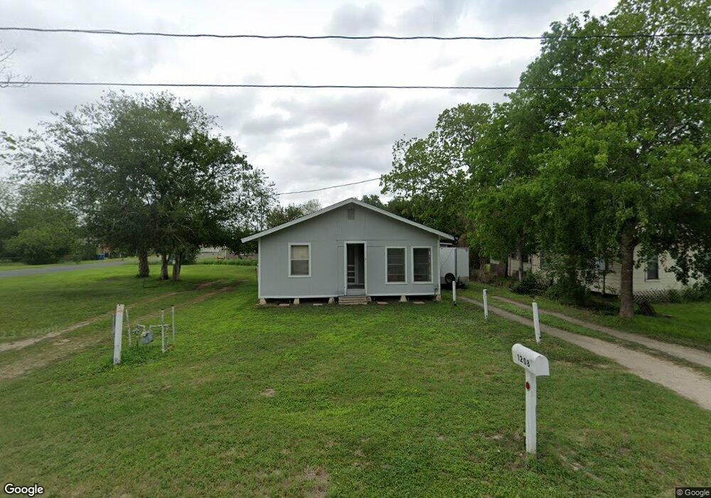 1208 W Hutchinson St, Beeville, TX 78102 - photo 1