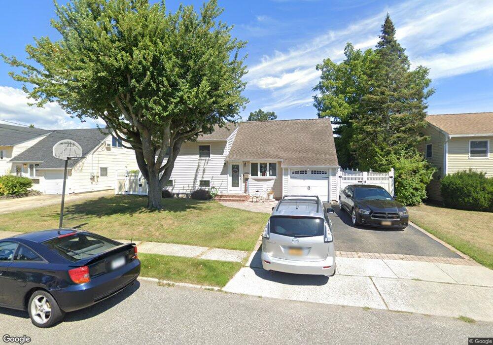 1033 N Niagara Ave, Lindenhurst, NY 11757 - photo 1