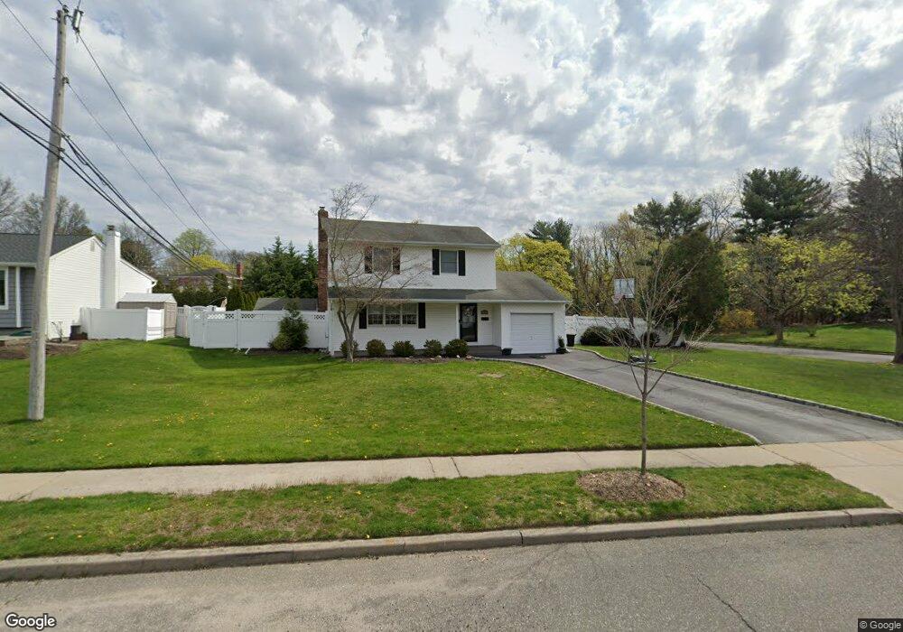 7 Byron Rd, ComMacK, NY 11725 - photo 1