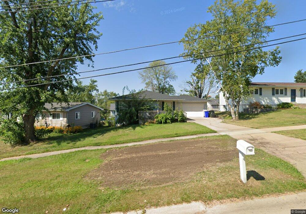 318 Wiley Blvd NW, Cedar Rapids, IA 52405 - photo 1