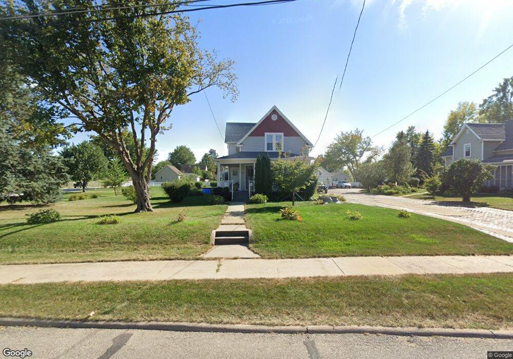 335 Wilson Ave SW, Cedar Rapids, IA 52404 - photo 1