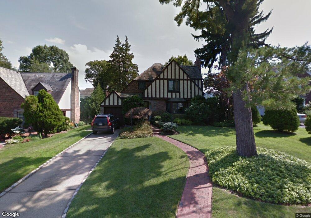 16 Stonehenge Rd, Manhasset, NY 11030 - photo 1