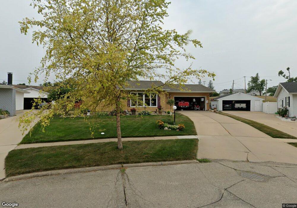 2812 Evelyn Dr SW, Cedar Rapids, IA 52404 - photo 1