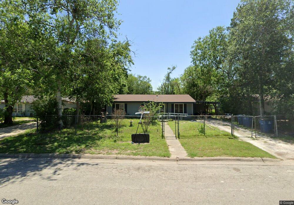 1006 E Huntington St, Beeville, TX 78102 - photo 1