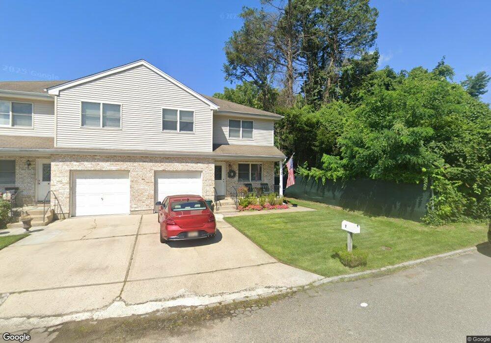 7 Dalex Ct, Glen Cove, NY 11542 - photo 1