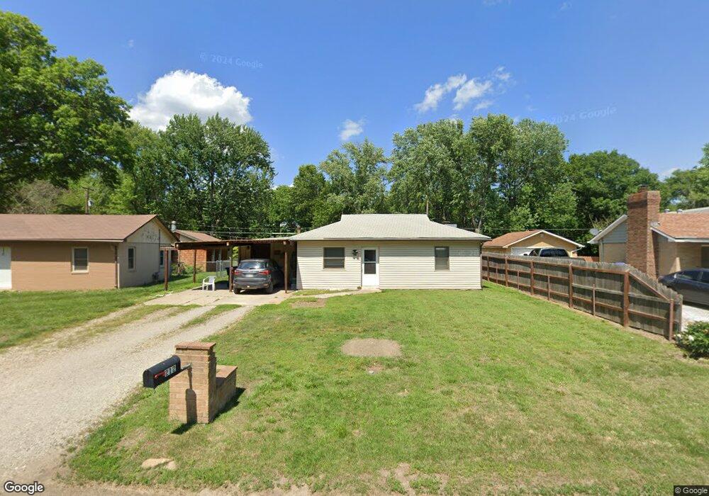 212 SW Terra Dr, Topeka, KS 66609 - photo 1