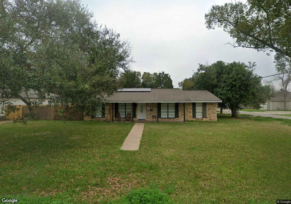 1702 W Lang St, Alvin, TX 77511 - photo 1